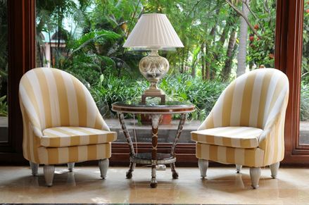 Exotisches Flair mit dunklem Holz und glänzendem Naturstein: das ist der Kolonialstil!