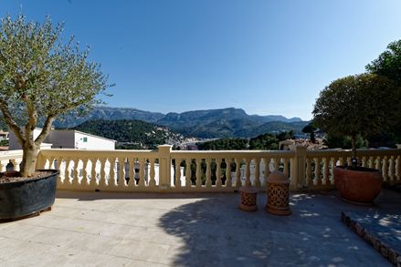 Malerische mediterrane Terrasse mit Pflanzen und einem blauen Himmel im Hintergrund