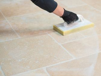 Travertinfliesen werden nach dem Verlegen gereinigt