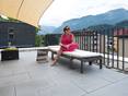 Granitterrasse mit Frau auf Liegestuhl