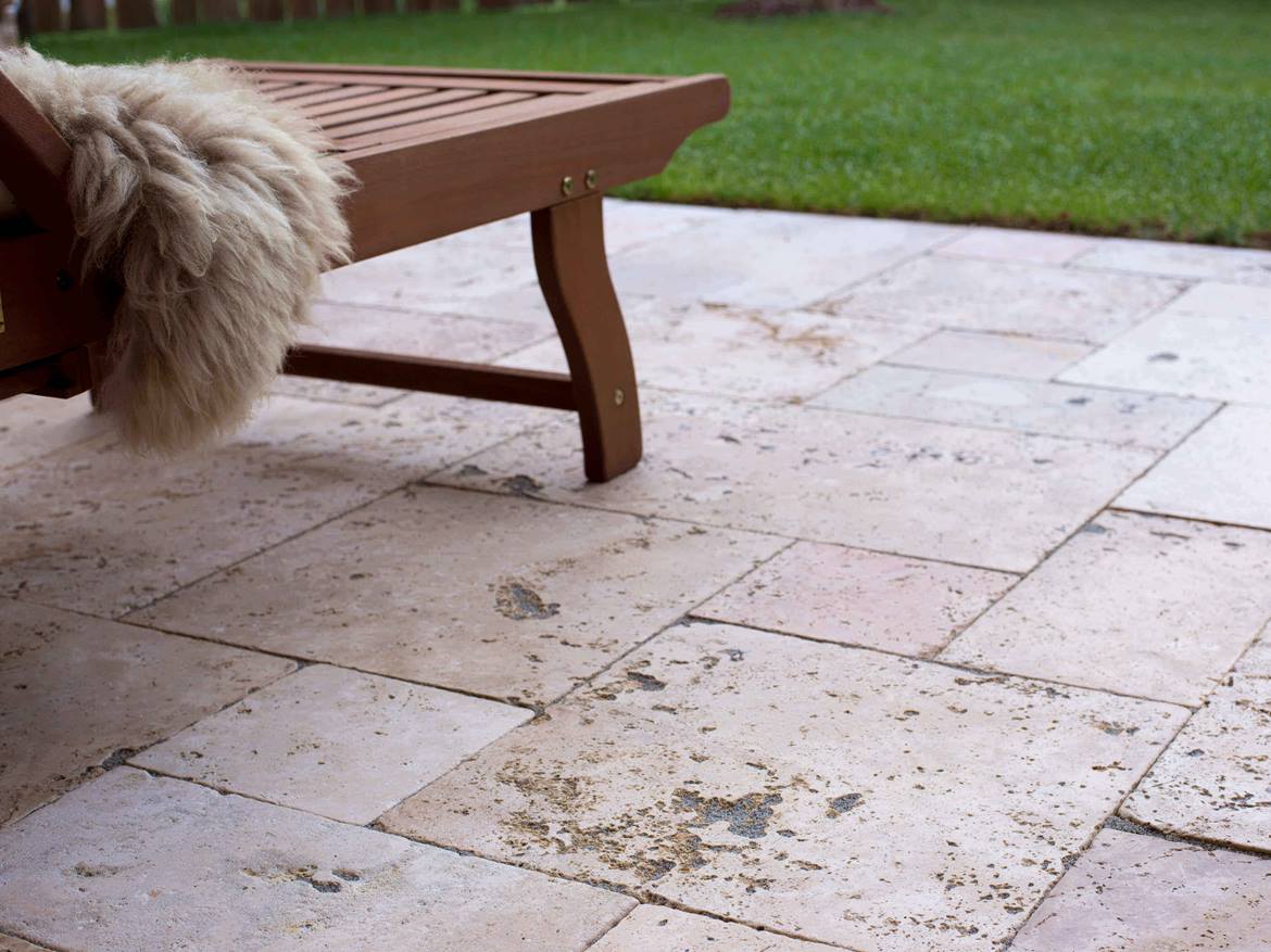 Nahaufnahme Travertinplatten Rustic mit Liegestuhl aus Holz