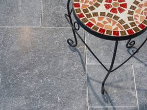 Sommerliches Flair mit Marmorplatten Bunter Beistelltisch auf Marmorplatten Afyon Grey von oben fotografiert