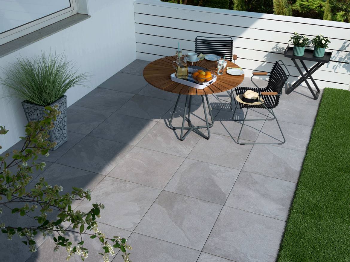 Terrasse aus Platten in Schieferoptik im Sonnenschein
