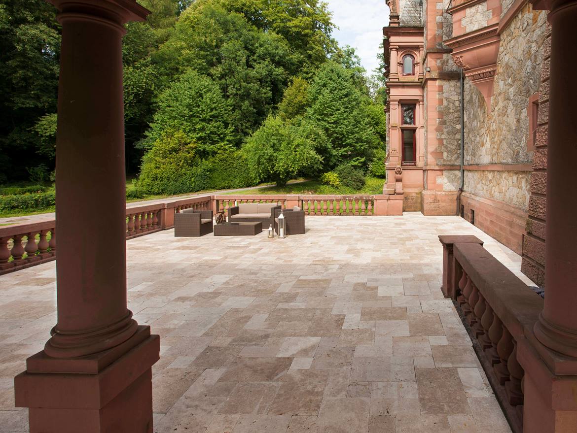 Grosse Terrasse mit Gartenmöbeln und Travertinplatte Medium
