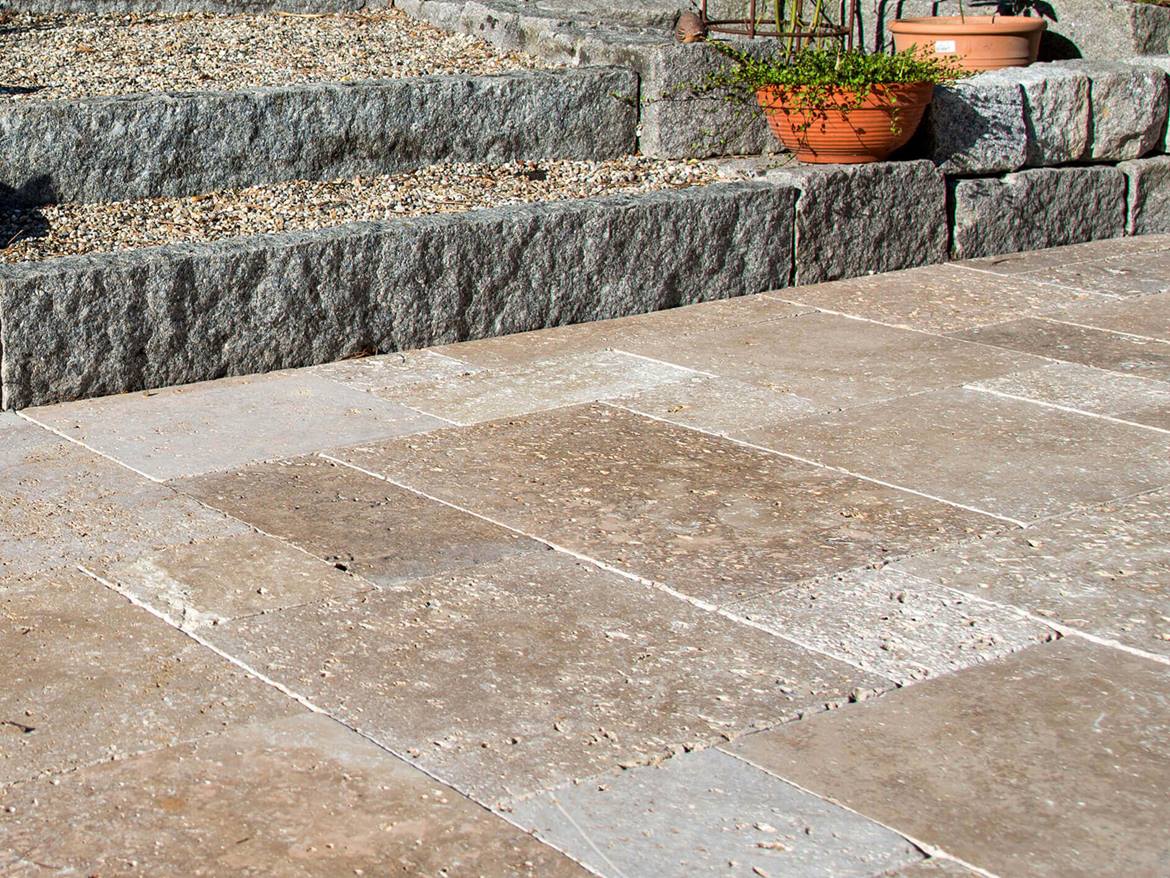 Terrasse mit Travertinplatten Noce im Römischen Verband