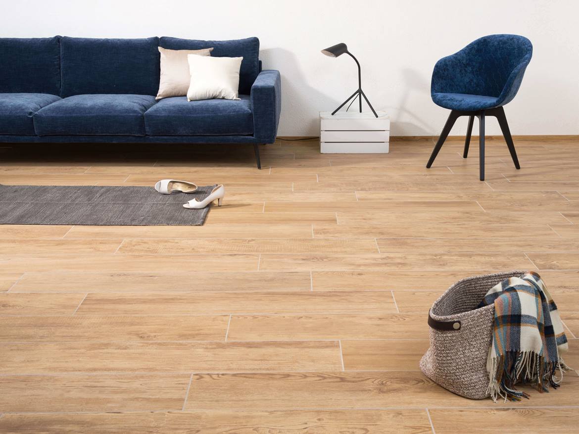 Blaues Wohnzimmer mit warmem Holzoptikboden