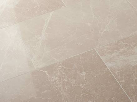 Marmor-Fliesen Burdur Cream in sanftem Beige mit weißen Maserungen und schmalen Fugen