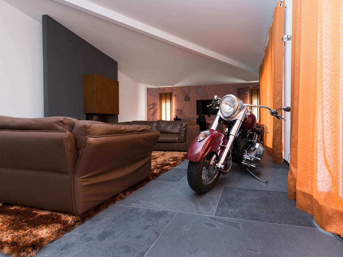 Schieferfliese Mustang mit Motorrad und brauner Couch