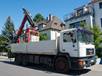 LKW mit Natursteinlieferung vor dem Haus von Kunden